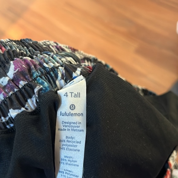 Lululemon Hotty Hot Short II *Long - Picture 3 of 4